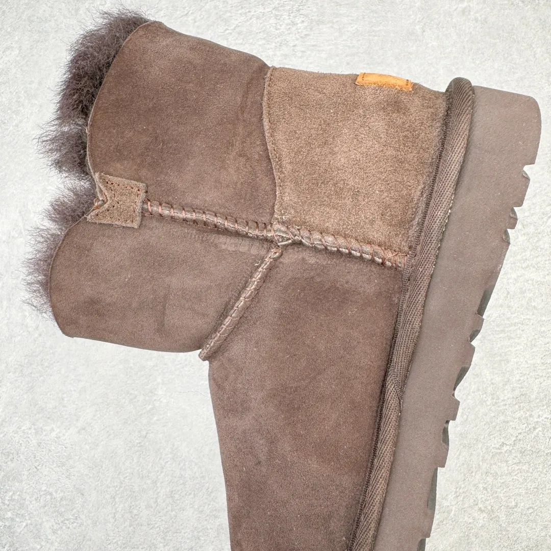 Pick up locally💰520 UGG 6422 Classic wooden buckle autumn and winter sheep fur integrated snow boots. All shoes are made from the same factory as ZP. Longfeng A-grade Australian imported sheep fur integrated women's boots. Brand OEM production line. Fully follow the ZP process. OEM original pattern maker. Adhering to the principle of no original shoes and no development selection. Pay attention to every detail. The most authentic version on the market. TREADLITE "Light Wing" technology outsole. Lightweight/durable/flexible/pile size: 35 36 37 38 39 40 Coding: by2936090